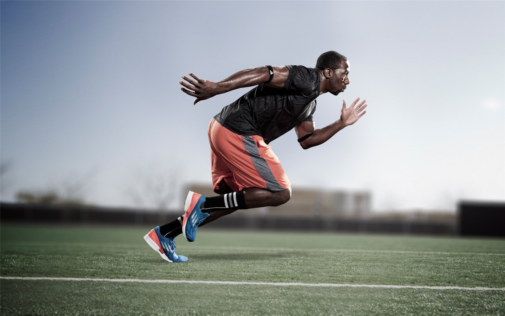 “领导与员工角色互换足球赛” 老板亲自上阵防守