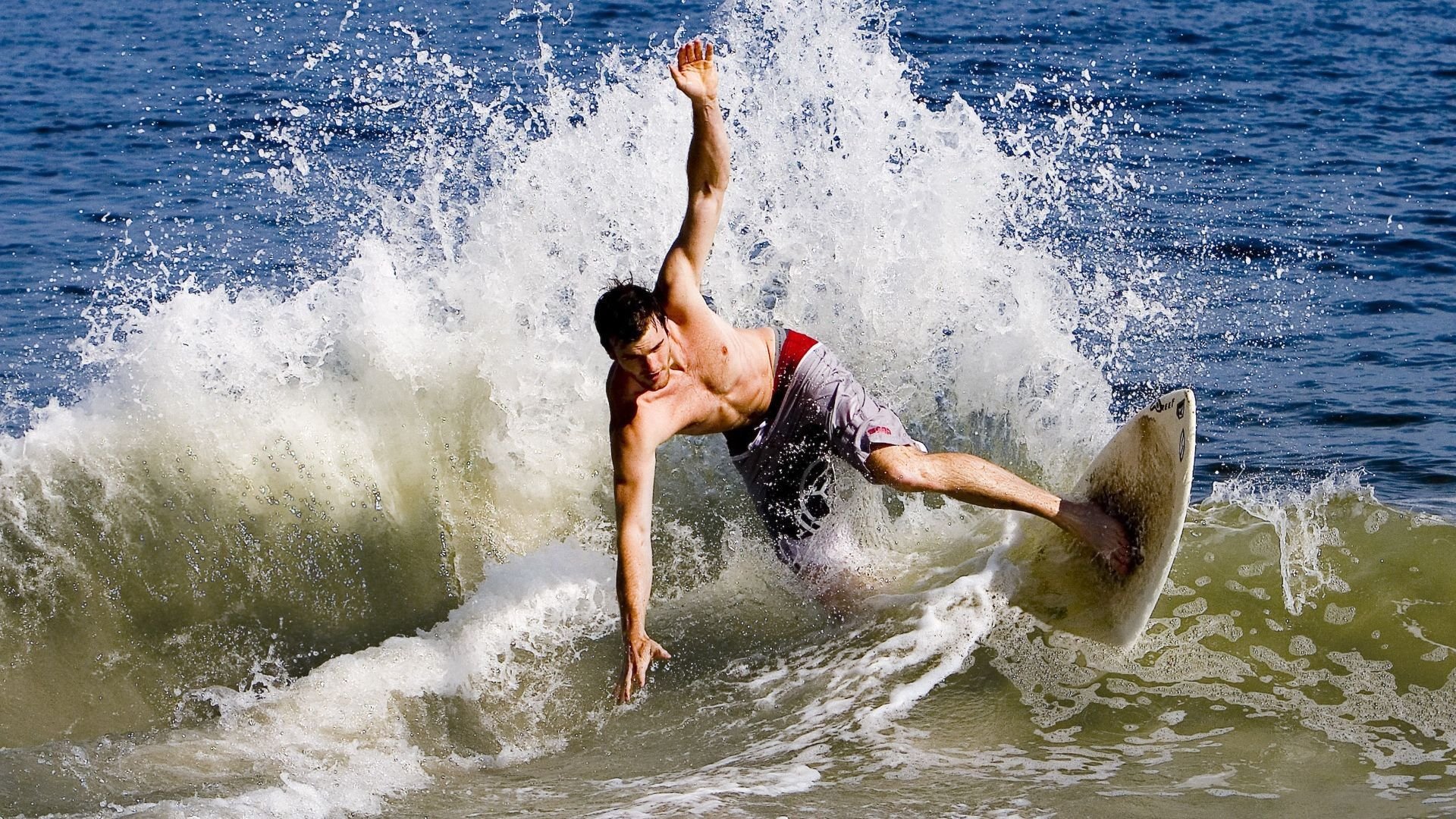 体操比赛展示高难度技术